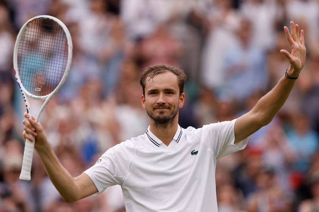 ميدفيديف وموسيتي يتصدران المشهد في برزبين وهونغ كونغ