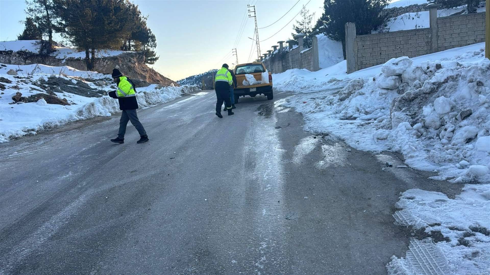 وزارة الأشغال تواصل تنفيذ إجراءات وقائية على الطرق الجبلية المجلدة