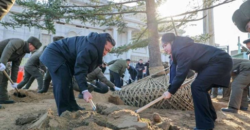 زعيم كوريا الشمالية يتفقد أعمال بناء نصب تذكاري للجنود القتلى في روسيا