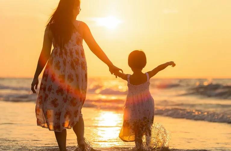 ملايين الخلايا من الأم تعيش داخل الأبناء.. والعلم يكشف السر