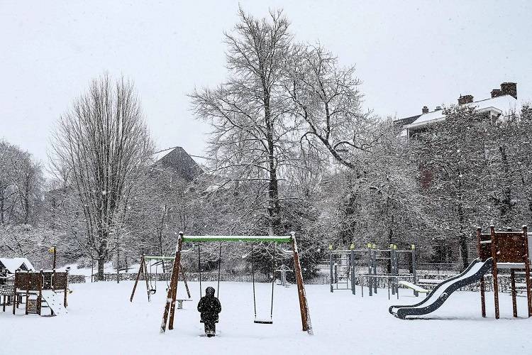 الثلوج تعطل حركة النقل والسفر في بريطانيا وفرنسا وهولندا