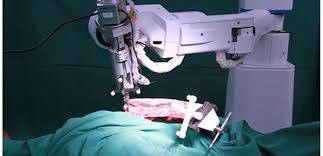 روبوت صيني يجري عملية جراحية معقدة دون تدخل بشري