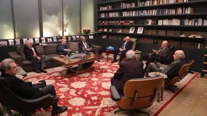 جنبلاط استقبل عمرو موسى في حضور
نواف وتمام سلام وعدد من الشخصيات