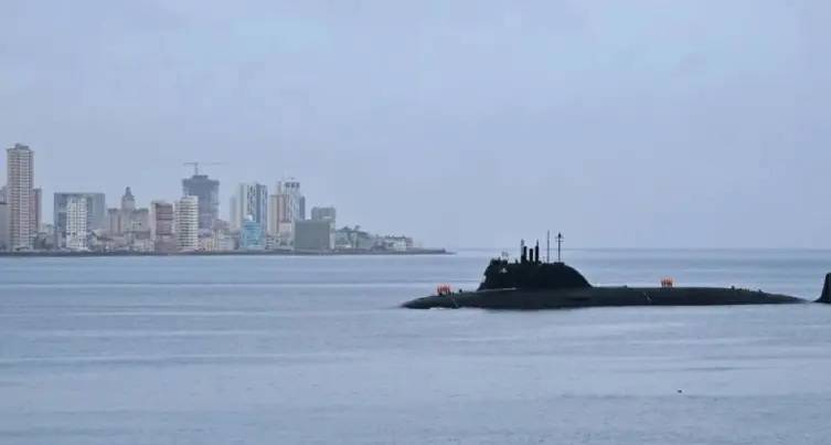 واشنطن تتحدى موسكو: السيطرة على ناقلة روسية قرب فنزويلا