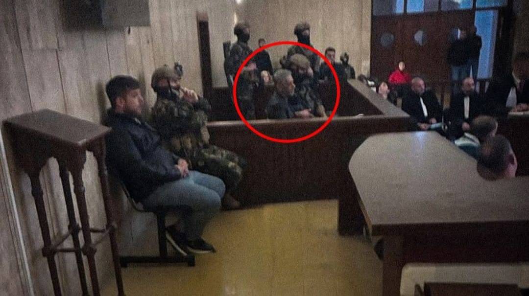 صورة مسربة لـ "فضل شاكر" من داخل قاعة المحكمة