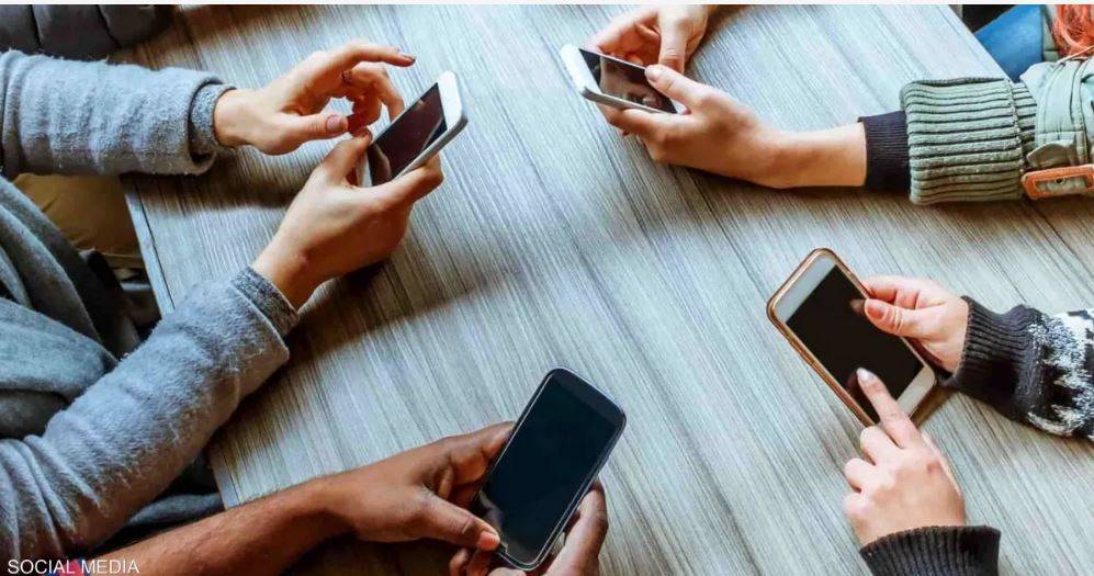 الهاتف الذكي هروب من الواقع... مشاكل اجتماعيّة وغياب التواصل العائلي