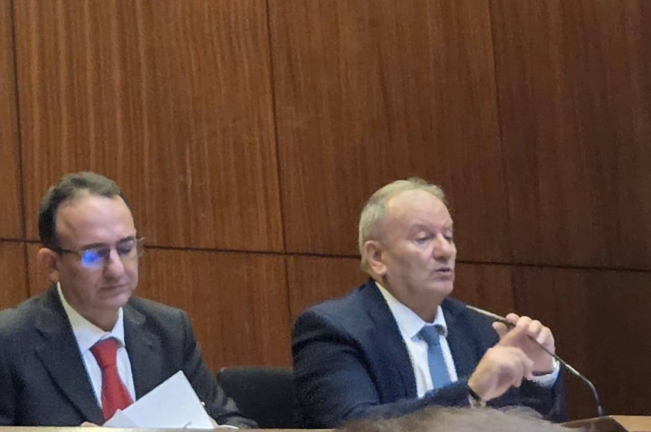 المحامي عمر الخطيب وقع كتابه حول
