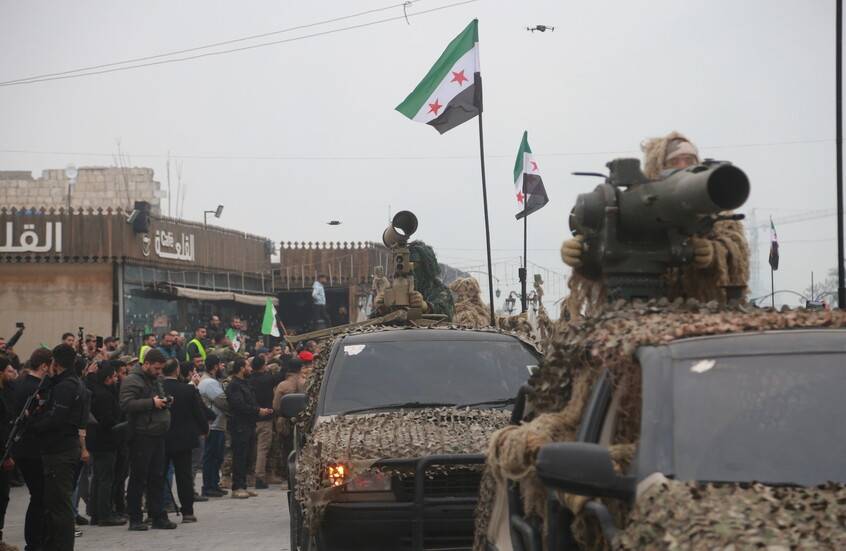 الجيش السوري يستهدف مواقع قسد ويؤمّن ممرات لخروج المدنيين