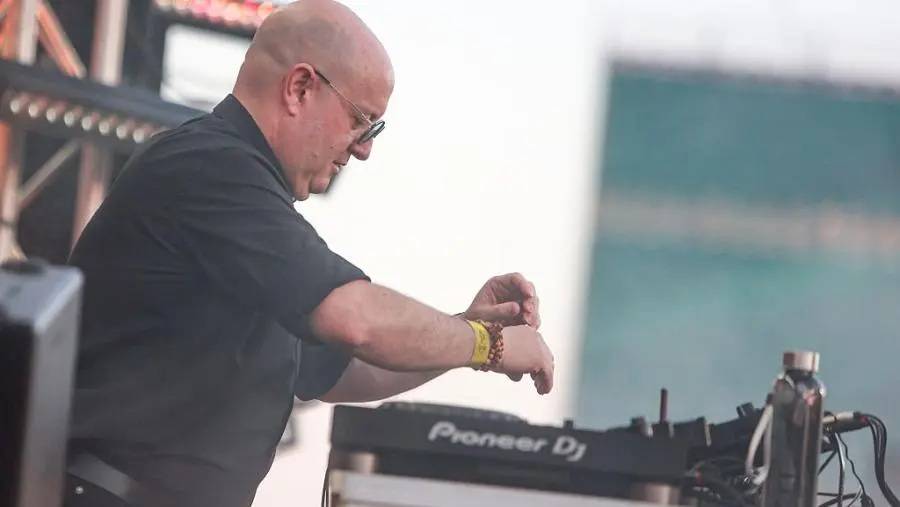 «الكاهن الـDJ» بين الجدل والدفاع الكنسي