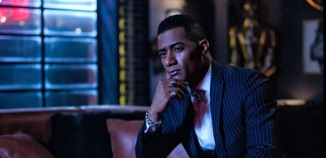 صعدت إلى المسرح...هذا ما فعلته مُعجبة بالفنان محمد رمضان أمام الجمهور!