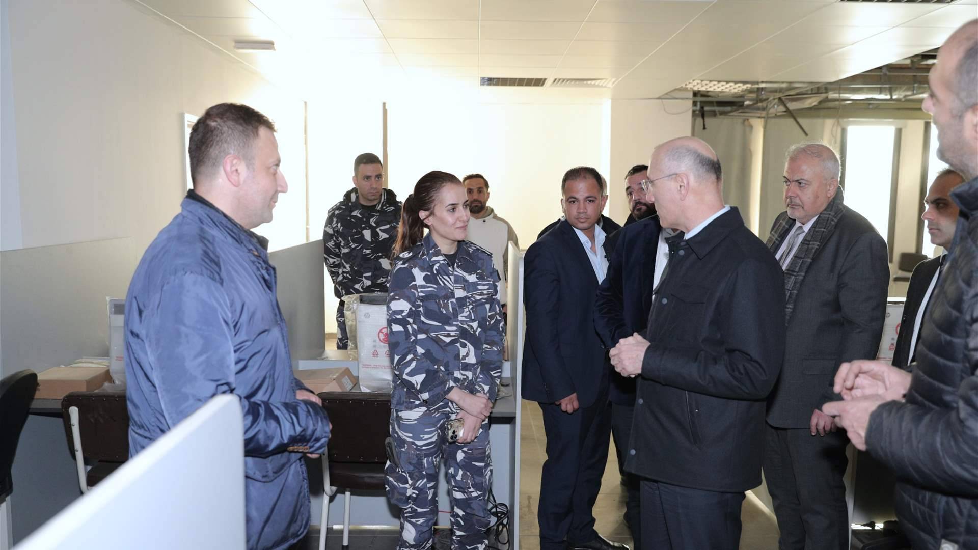 جولة ميدانية لوزير الداخلية في هيئة إدارة السير لتحديث الأنظمة