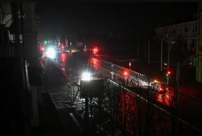 هجوم روسي ضخم يغرق منطقتين أوكرانيتين بالظلام