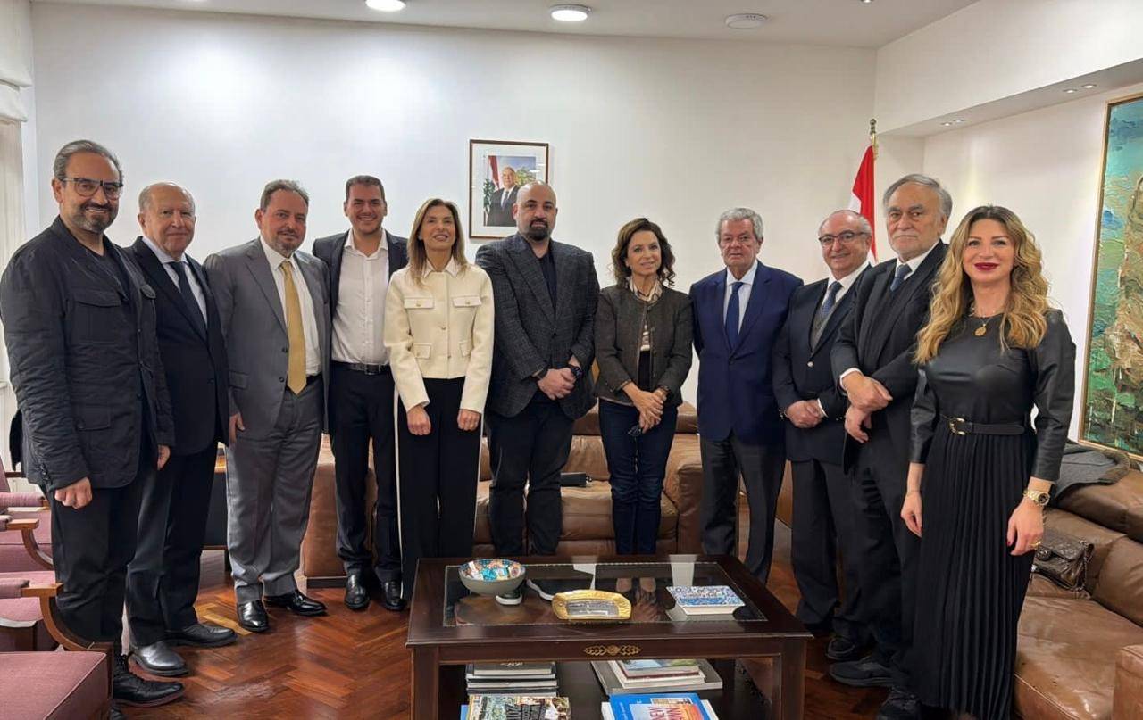 وزيرة السياحة تبحث مع نقابة أصحاب الفنادق

في متطلبات تحسين ظروف أعمال القطاع الفندقي والسياحي