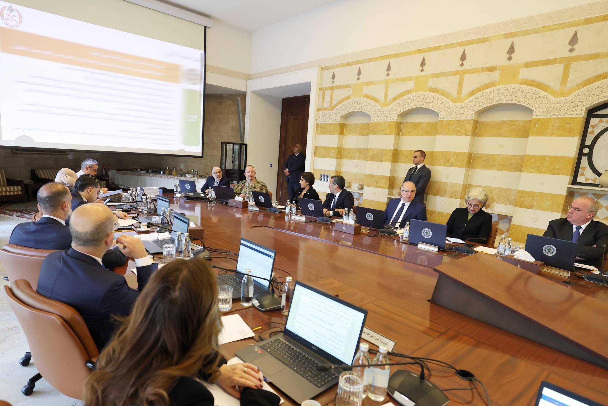 «شراء للوقت» شمال الليطاني... وقلق من «لكن» نتانياهو!
هيكل يرفض المهل الزمنية... عون ــ بري: لحماية السلم الأهلي
حَراك ديبلوماسي سعودي ــ فرنسي... وإطلاق «يد» البيطار؟