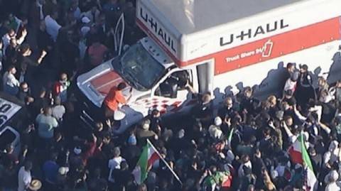 إصابات في اقتحام شاحنة لتجمع مؤيد للاحتجاجات الإيرانية في لوس أنجلوس