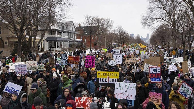 المظاهرات تعم المدن الأميركية احتجاجا على مقتل امرأة برصاص وكالة الهجرة