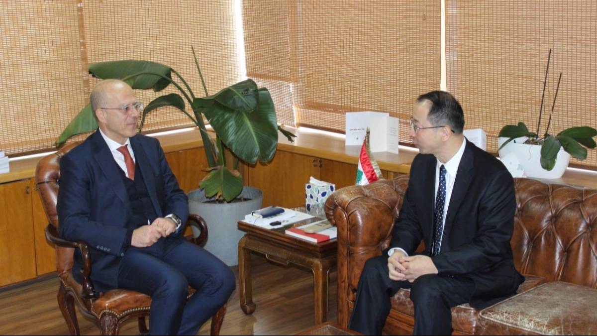 مكي والسفير الصيني تناولا

اهمية تطوير الإدارة العامة