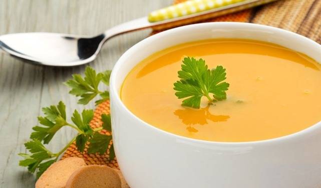 شوربة العدس.. دفء الشتاء مع فوائد غذائية لا تُقدّر بثمن