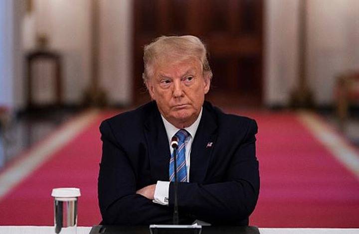 الدولار يتراجع مع تصاعد الخلاف بين إدارة ترامب والبنك المركزي