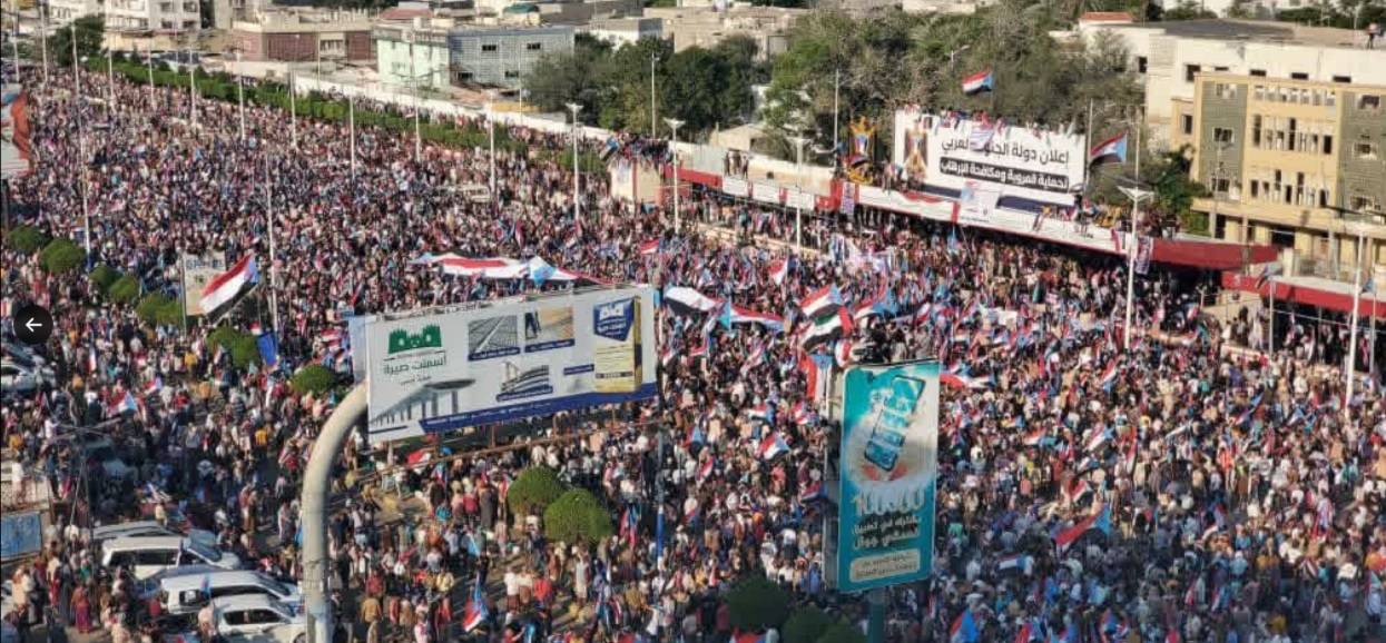 مظاهرات حاشدة في عدن والمكلا تأييداً للمجلس الانتقالي الجنوبي