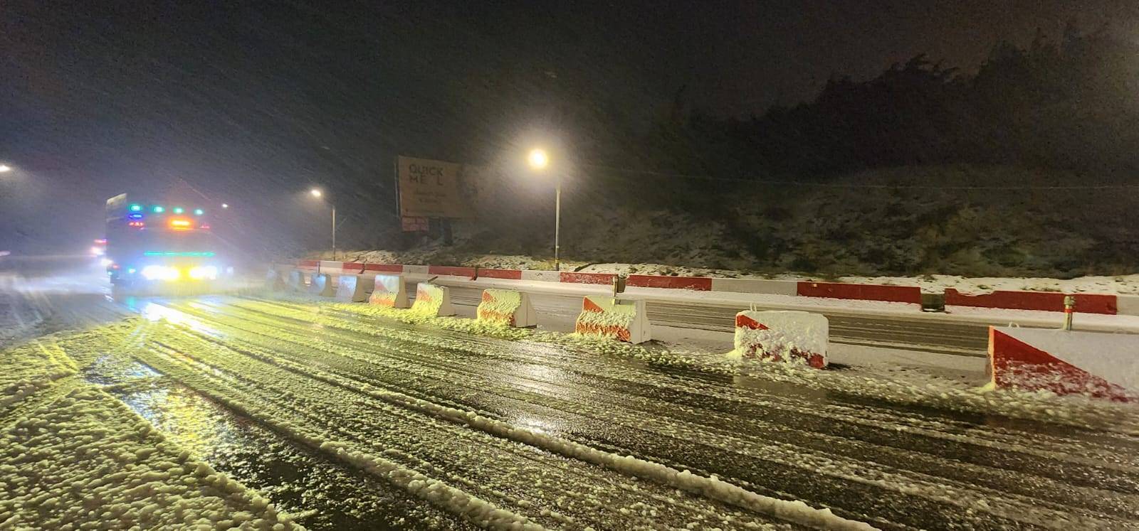 لبنان في عين العاصفة والثلوج تحاصر السيارات