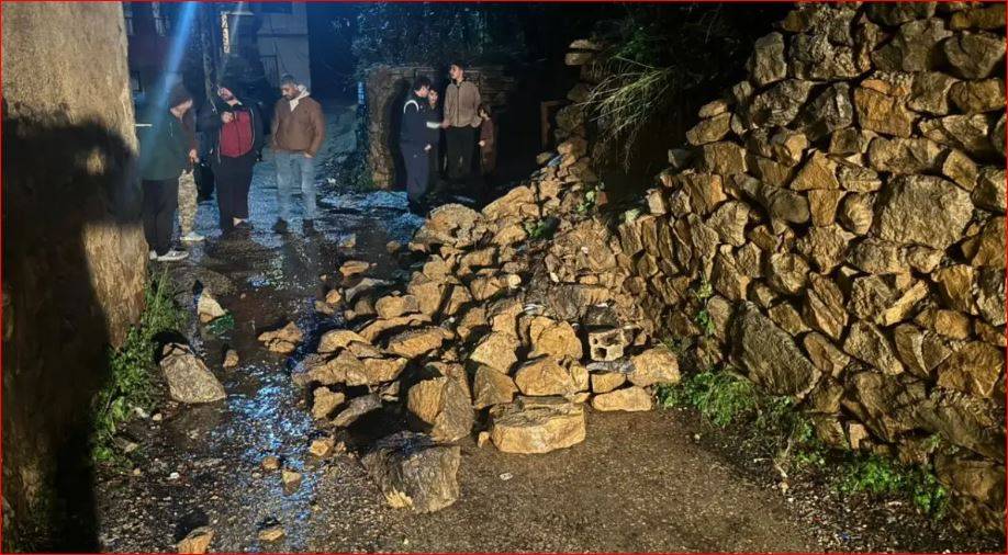 الدفاع المدني يرفع ركام جدار قطع طريقاً بين بيت الفقس وقرصيتا