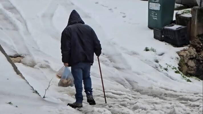أمطار غزيرة ورياح قوية تُغلق طرقا وتتسبب بانهيارات واسعة