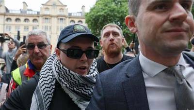 بعد رفعه علم حزب الله... بريطانيا تعيد ملاحقة مغني نيكاب بتهمة 