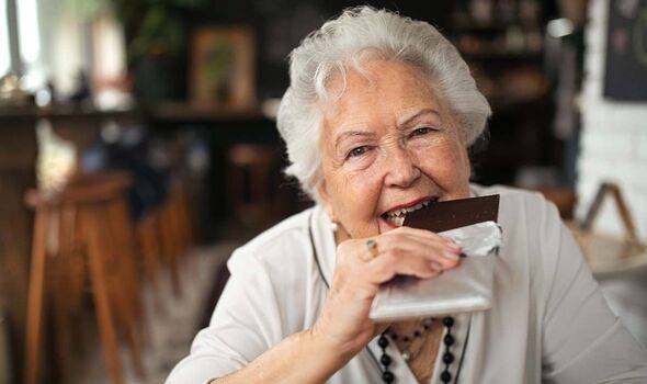 لماذا يحب كبار السن الحلويات؟