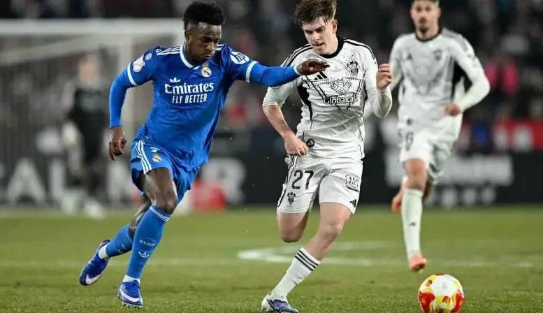 جماهير ريال مدريد تهتف لألونسو بعد فضيحة كأس الملك
إهانة مذلة وعار حقيقي... الصحف الإسبانية تفتح النار على النادي الملكي