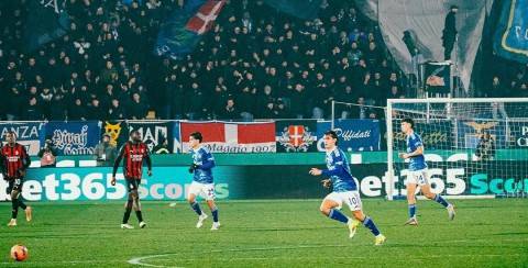 ميلان يتخطى كومو بصعوبة ويطارد الإنتر على الصدارة