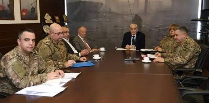 وزير الدفاع استقبل وفد
