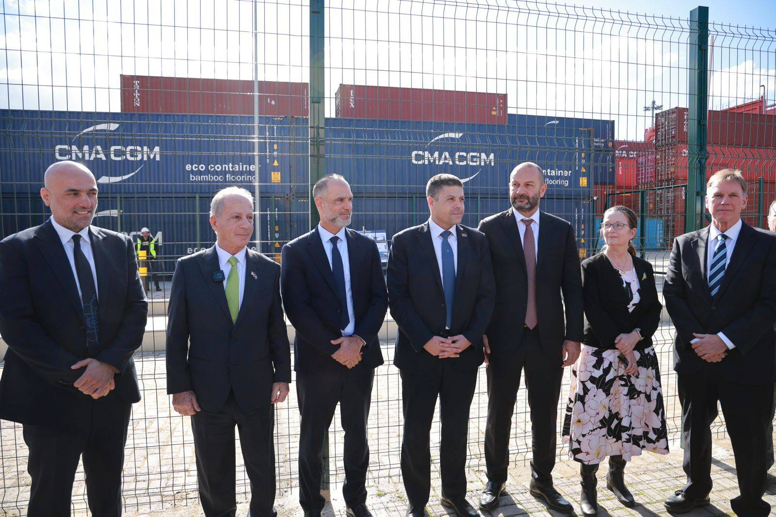 السفير الأميركي تفقد مرفأ بيروت:
اطلعت على المعايير المعتمدة في عمل المرفأ