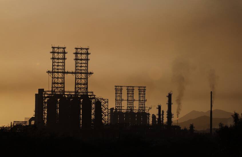 ترامب يراهن على نفط فنزويلا: فرصة سياسية أم فخ اقتصادي؟