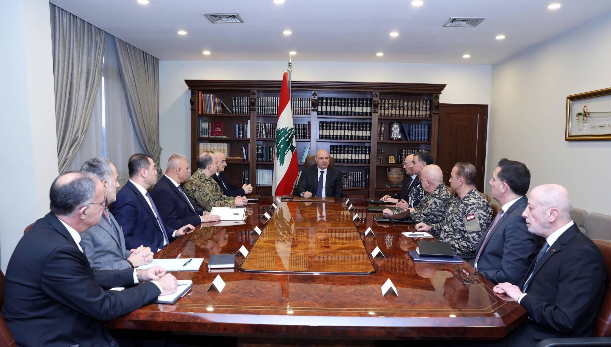 لبنان ينتظر خارطة الطريق الأميركيّة... والاعتداءات الإسرائيليّة طالت «اليونيفيل»
الاهتمامات السنيّة أخذت الحيّز الأكبر من زيارة بن فرحان
تخبّط حكومي في مُعالجة الرواتب... وهجرة الشباب الى أعلى مُعدّلاتها؟