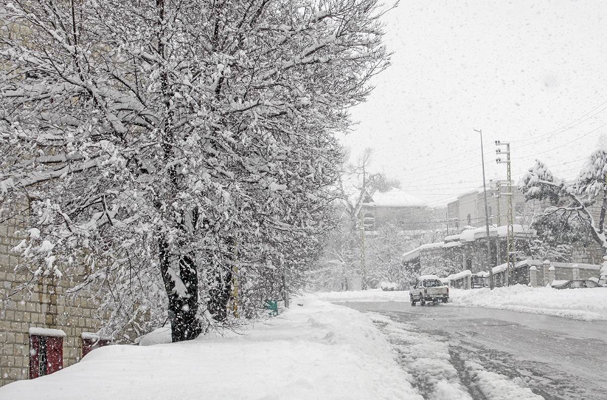 انحسار المنخفض الجوي: أمطار متفرقة وثلوج على 1100 متر ثمّ صقيع وجليد!