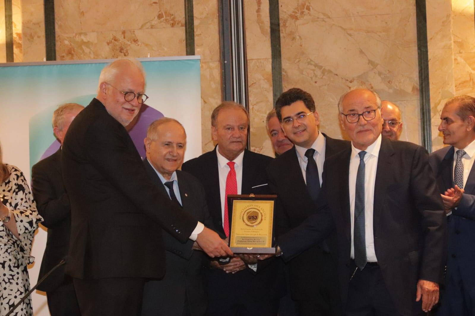 الأب دكاش... 