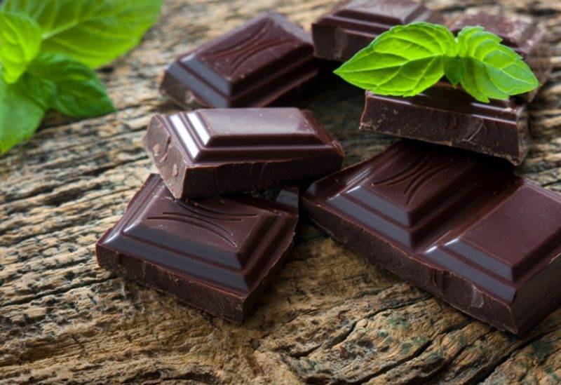 الشوكولاتة الداكنة أم التوت الأزرق... أيهما أقوى بمضادات الأكسدة؟