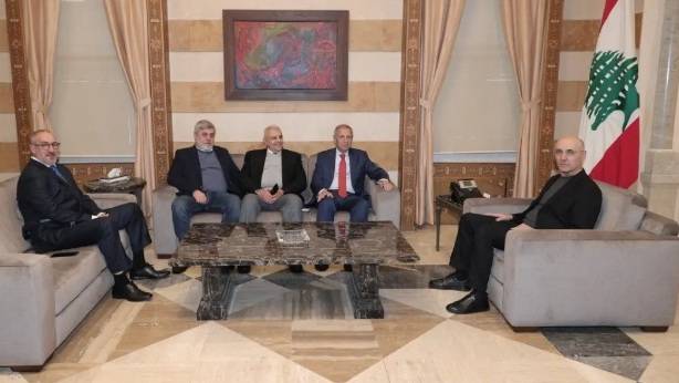 الحجارعرض الأوضاع مع زواره