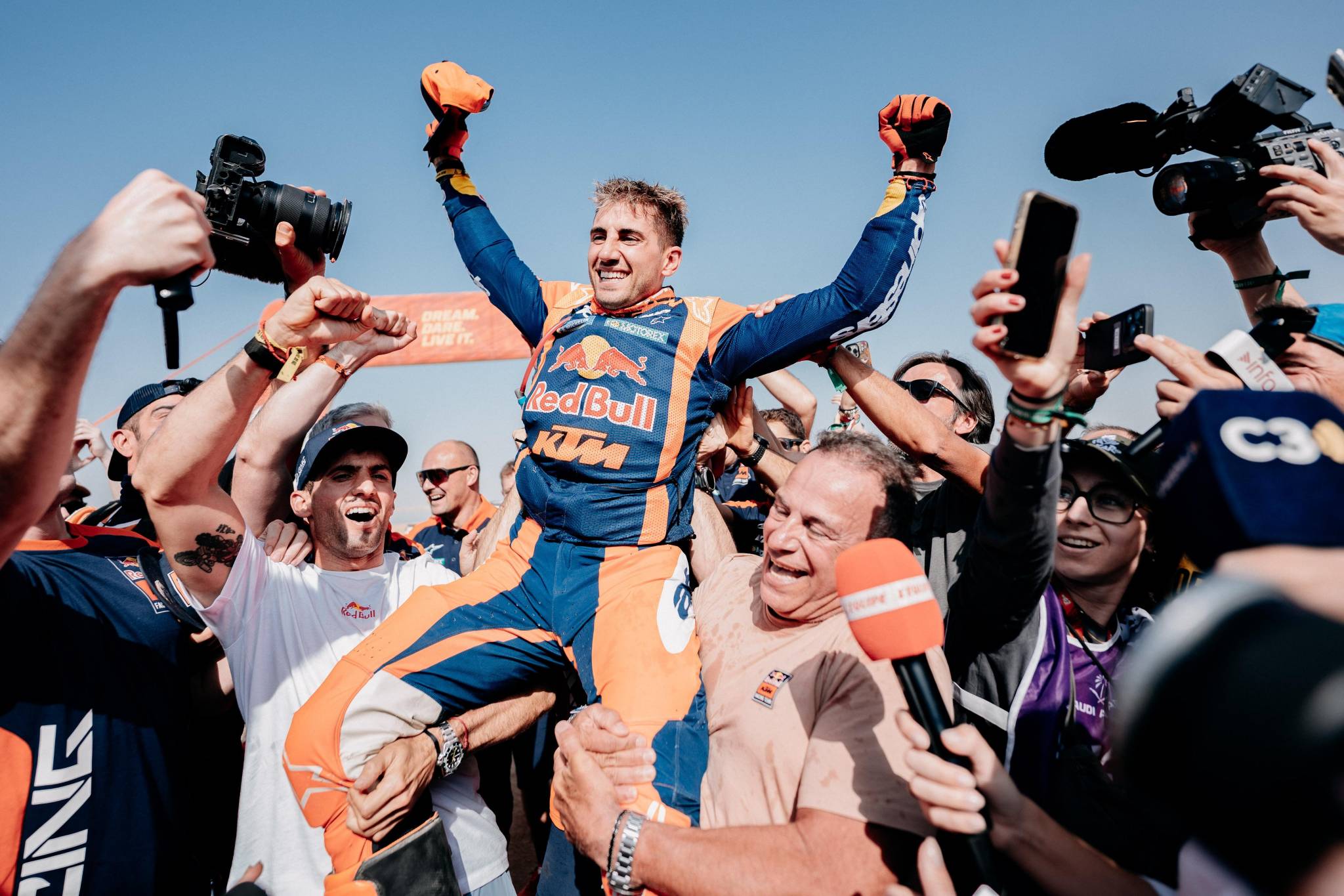 الأرجنتيني بينافيدس يفوز بلقب رالي داكار للدراجات النارية بفارق ثانيتين