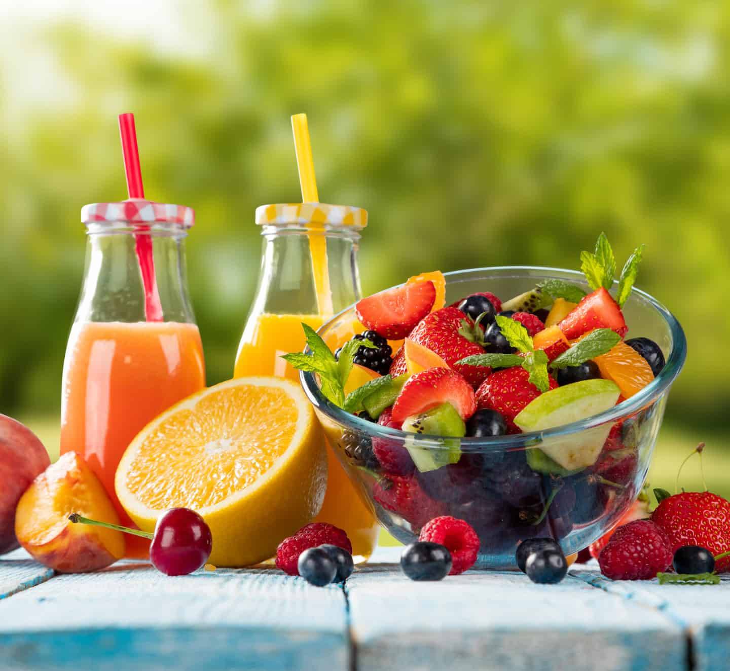 هل تفقد الفاكهة قيمتها الغذائية بعد خلطها في العصائر؟
