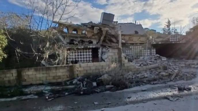 العدو يُواصل اعتداءاته: جريح في زبقين... تفجير منازل... وإلقاء قنابل