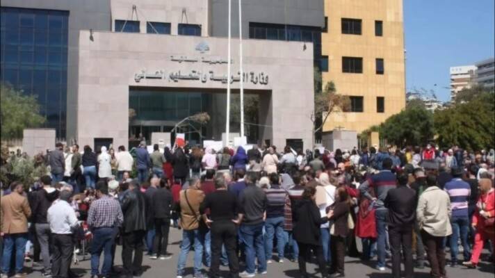 أساتذة التعليم الرسمي اعتصموا
وهدّدوا بـ