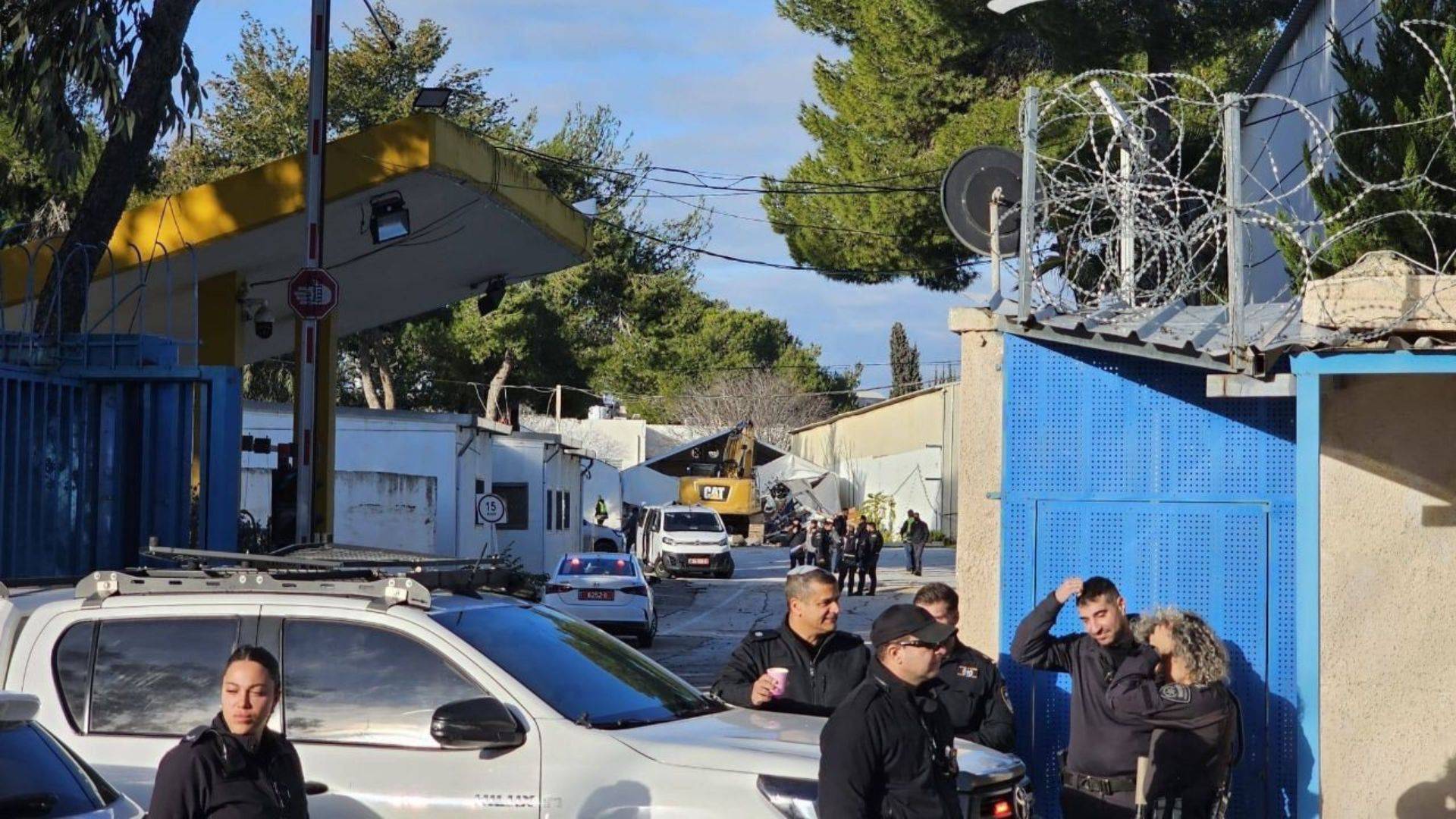 هدم مبنى الاونروا... الاحتلال يعزز التصعيد في القدس