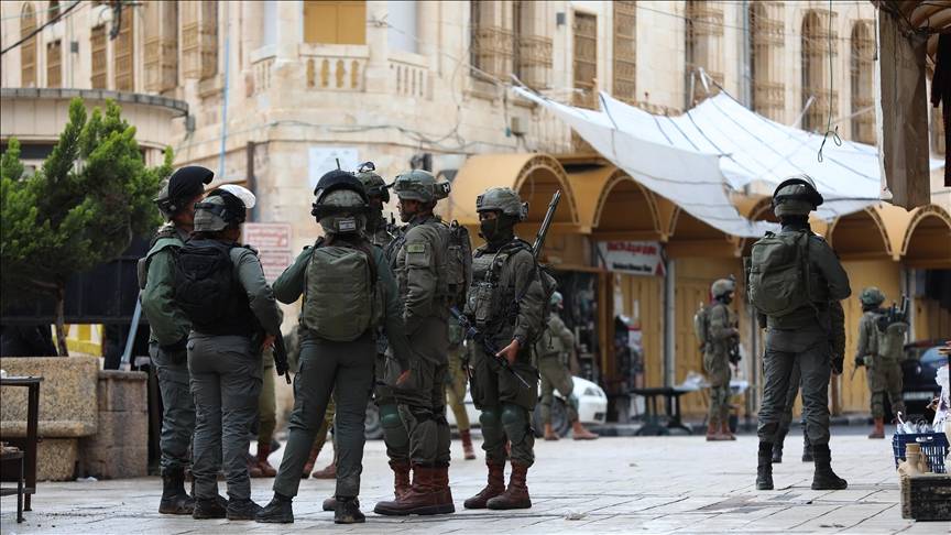 تفتيش واعتقالات... الاحتلال يواصل انتهاكاته في الخليل