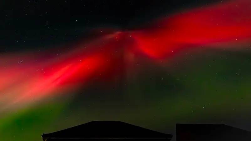 الشفق القطبي الأحمر النادر يزين سماء أوروبا