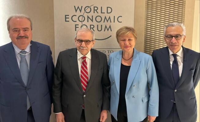 اتفق مع جورجيفا على إرسال بعثة من خبراء صندوق النقد الى لبنان... والتقى بارو
سلام من دافوس: نسعى لتفعيل عمل 