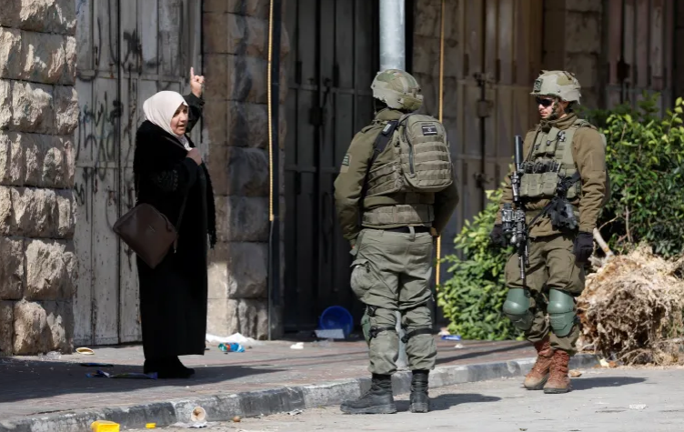 لليوم الرابع تواليًا... تعزيزات عسكرية للاحتلال في الخليل