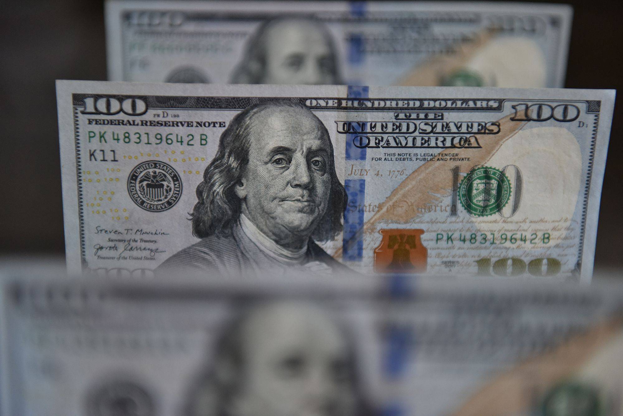 بعد تراجع تهديدات ترامب... اسواق الدولار تلتقط انفاسها مجددًا