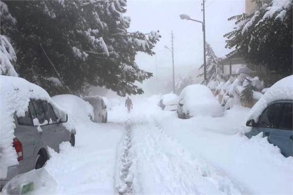 عاصفة عنيفة تضرب الولايات المتحدة وتدفع لإعلان الطوارئ